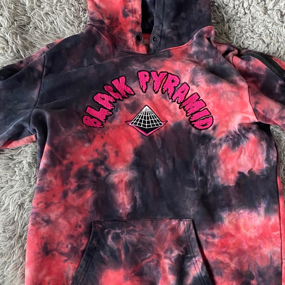Black Pyramind Tie Die Sweatshirt